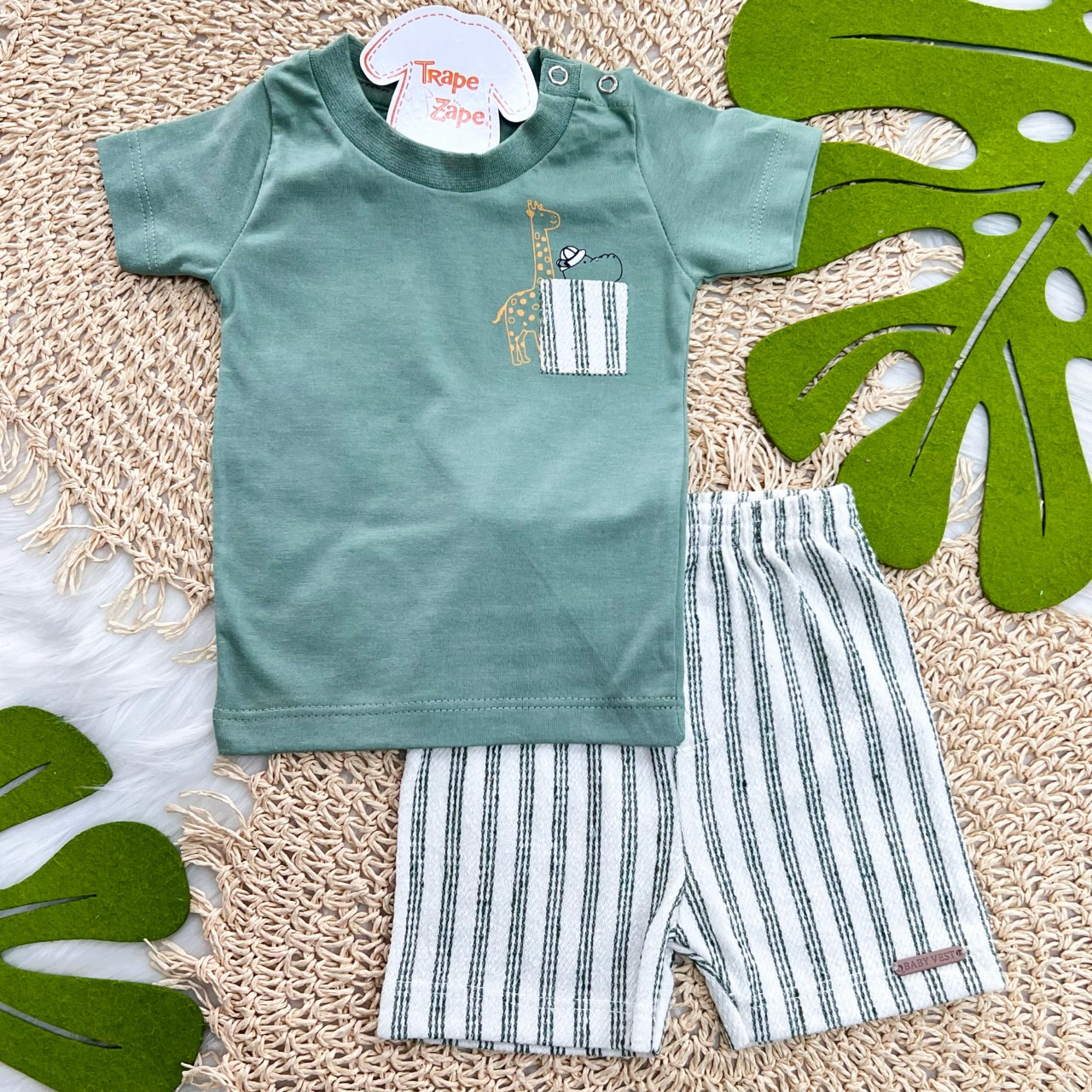 Conj Camiseta Verde Girafa e Hipopotamo e Short Listrado 